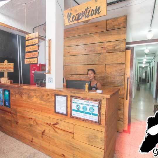 Straw Hat Hostel & Roof Top Bar