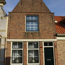 Pand met topgevel met toppilaster onder zadeldak