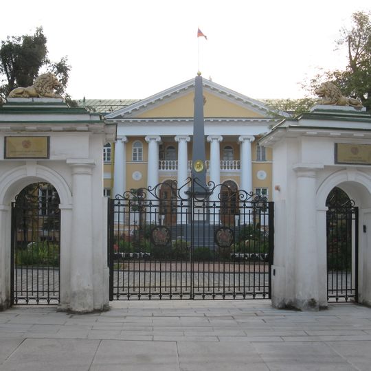 Ограда парадного двора с воротами