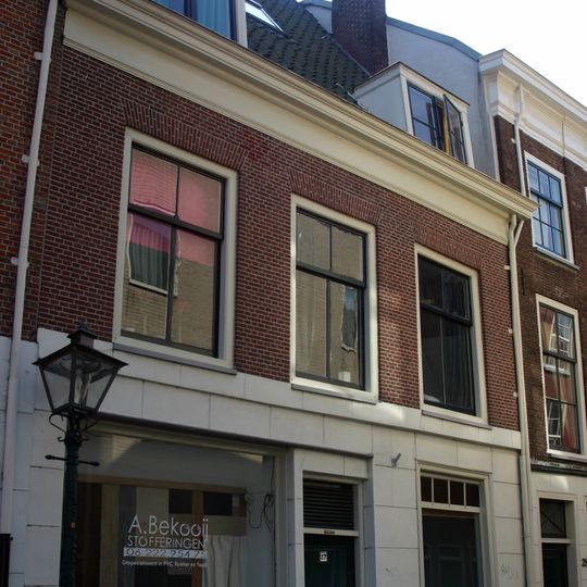 Pand met zadeldak, evenwijdig aan de straat. Houten kroonlijst