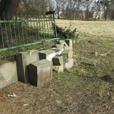 Rozbitý pamětní kříž u silnice 13 na dolním konci Libouchce