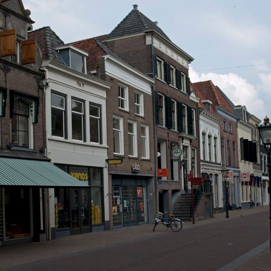 Pand met gepleisterde lijstgevel en jongere winkelpui