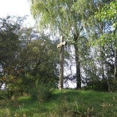 Pamětní kříž u vodojemu severně od Věžnice při cestě k větrné elektrárně