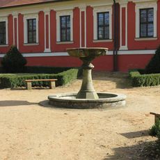 Kašna u zámku v Ostrově nad Ohří