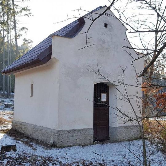 Kaple v lese mezi Lhotou p. Radčem a Sirou