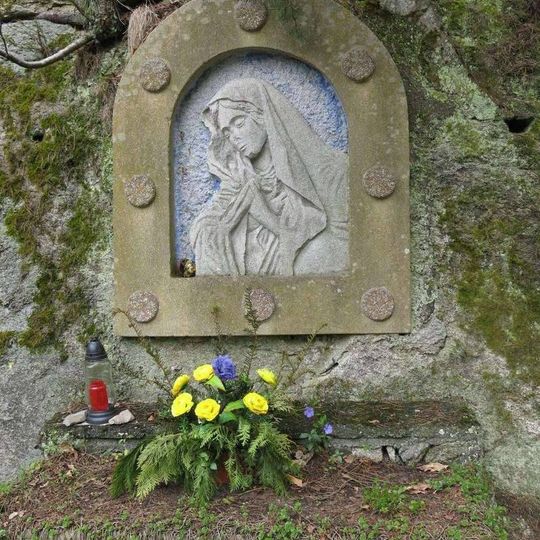 Reliéf Panny Marie v parku v Lesní ulici ve Skalné