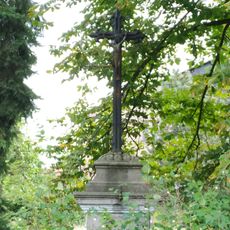 Kříž v zahradě domu 2 v Rybništi