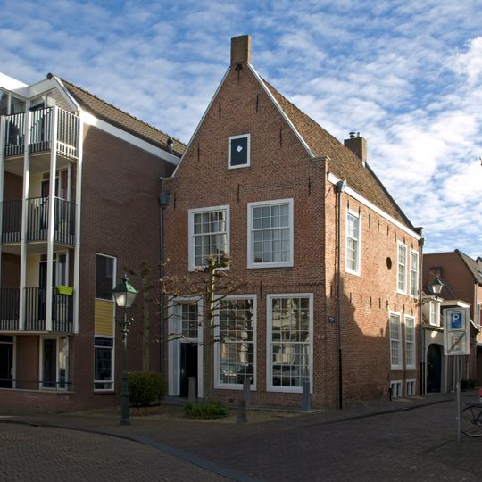 Hoekpand met oude gevel aan de Monnickemuurstraat