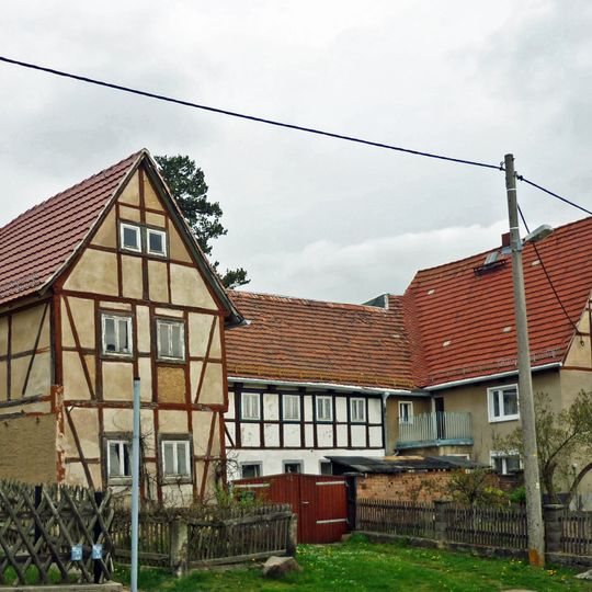 Wohnstallhaus und zwei Seitengebäude eines Dreiseithofes Höckendorfer Straße 42