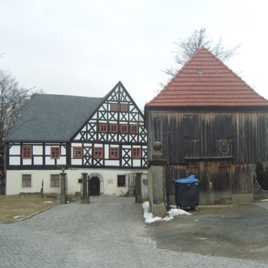 Pfarrhaus auf Hakengrundriss, Reste der Einfriedung, Grablege und Epitaph Kirchplatz 2