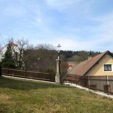 Kříž u kaple v Nehodivu