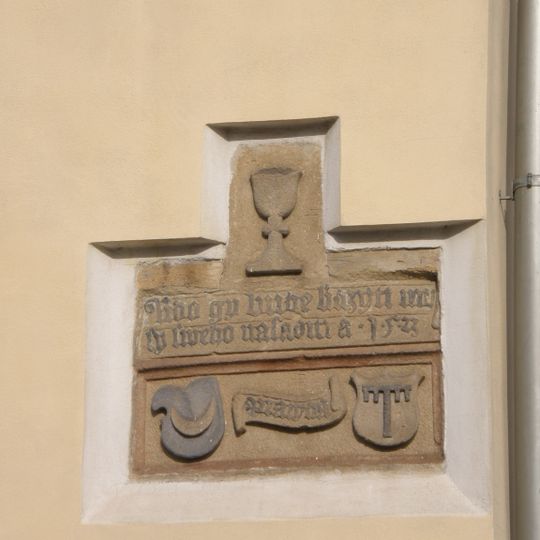 Deska z Chyšské brány na domě čp. 42