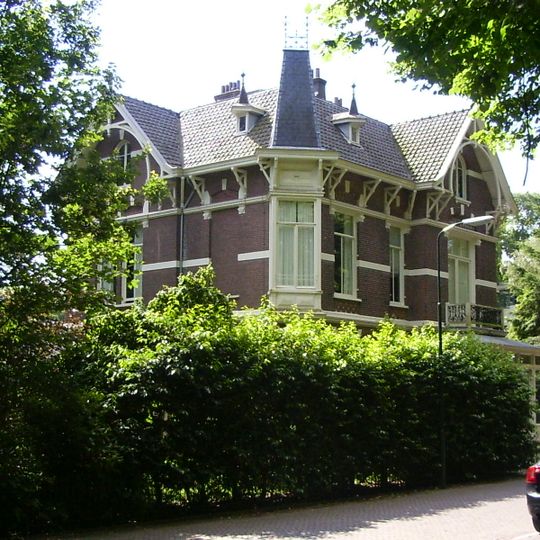 Villa met tuinhek