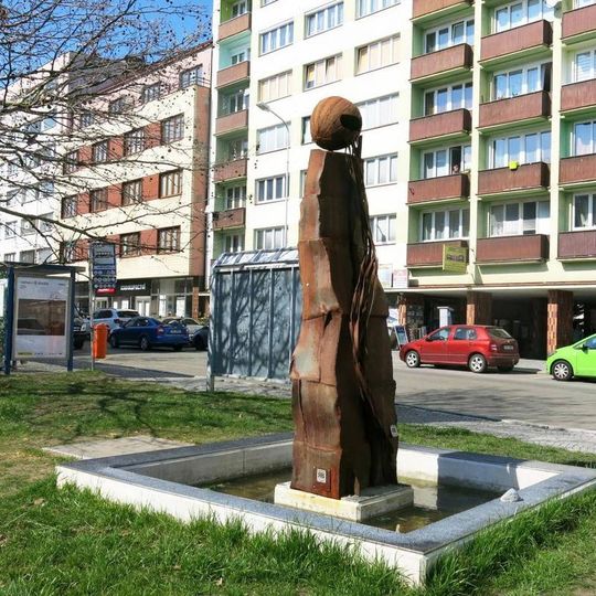 Fontánka s kovovou plastikou