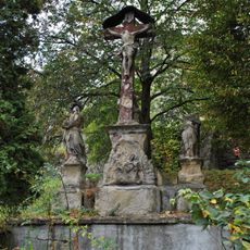 Golgota, súsošie malej kalvárie, podstavec s reliéfom