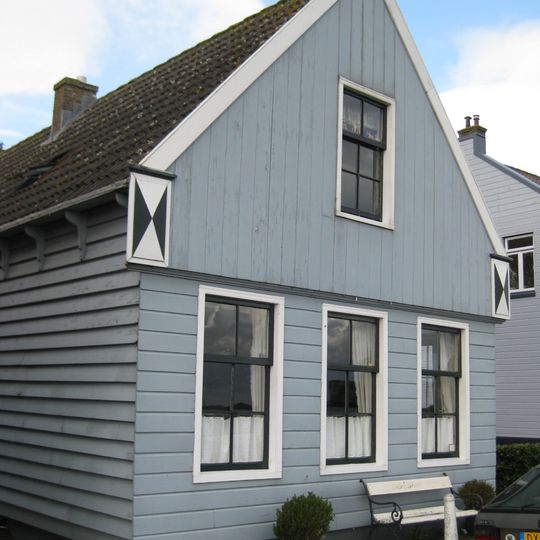 Houten huis met houtskelet. Uitwendig aspect, met puntvormig voorschot, in hoofdzaak 19e-eeuws