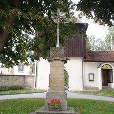 Kříž u kostela v Dolním Újezdě