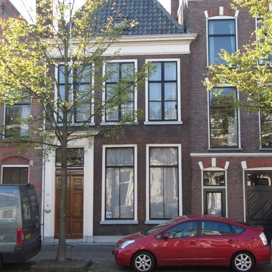 Pand onder dwars schilddak en met eenvoudige lijstgevel