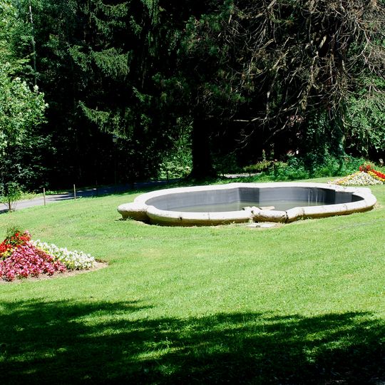 Brunnenbecken und Gartenmauer, Hollenegg