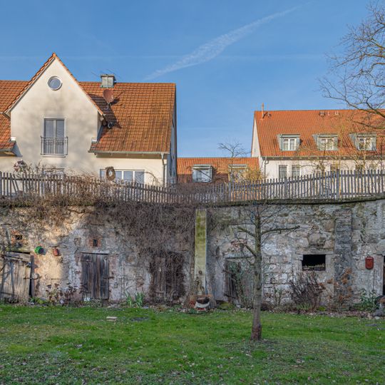 Hierzu Böschungsmauer mit schrägen Streben