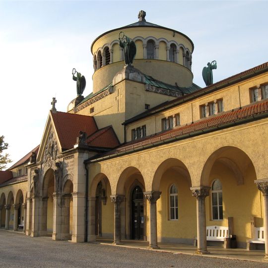 Aussegnungshalle des 1909 angelegten Katholischen Friedhofs der Oberen Stadt