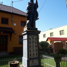 Pomník padlým v Prasklicích ve středu obce