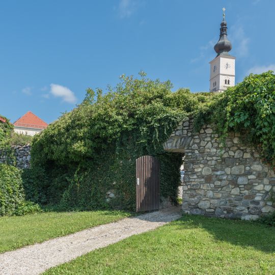 Stadtmauer und ehem. Wehrgraben