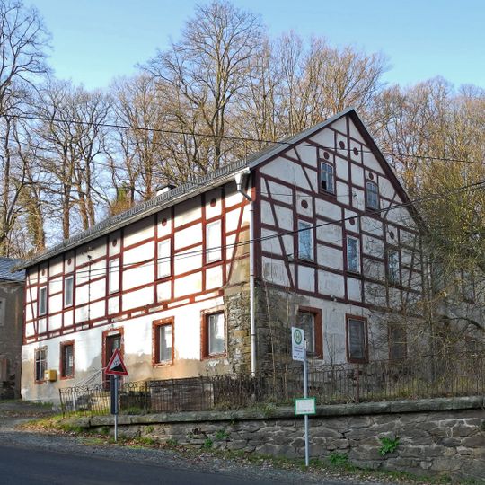 Wohnhaus sowie Nebengebäude und Stützmauer Bergstraße 5