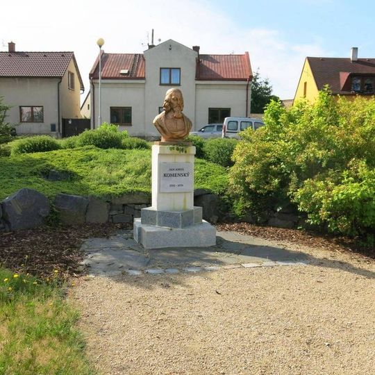 Pomník Jana Amose Komenského v Komenského sadech v Bakově nad Jizerou