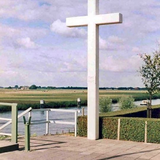 Monument bij het Van Harinxmakanaal