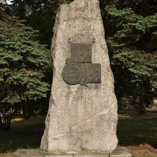 Pomník Masaryka, Beneše a Štefánika v Kostelci nad Černými lesy
