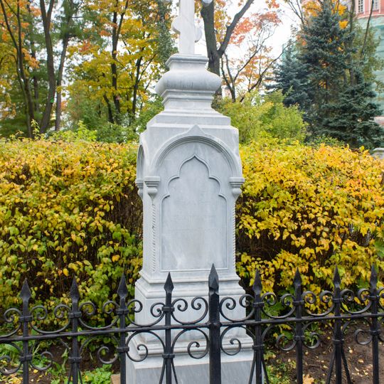 Захоронение с надгробием А.К. Струпова