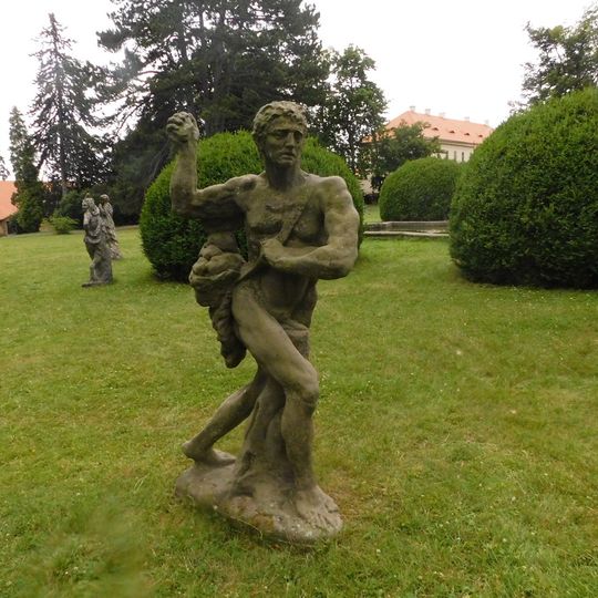 Socha Davida v zámeckém parku ve Valči