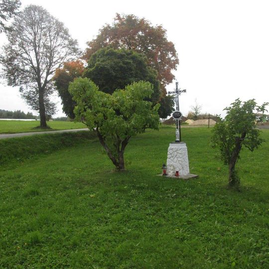 Kříž západně od Zvíkova nad rozcestím