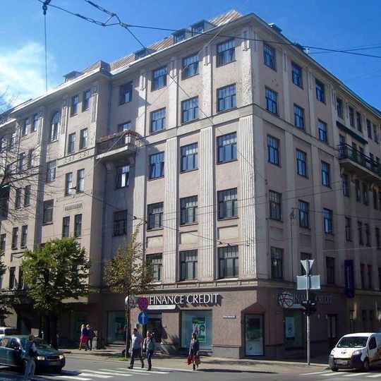 Īres nams ar veikaliem