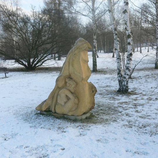 Socha Sen v parku Šibeník u Moskevské ulice v Mostě