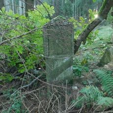 Kaplička zaniklé křížové cesty vlevo od vchodu ruiny kaple západně od Vysoké