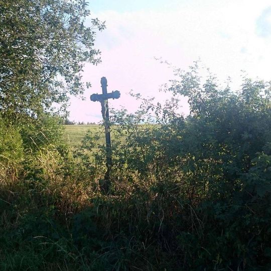 Kříž jihovýchodně od Ouběnic