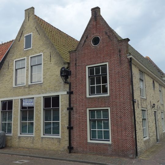 Dubbel pand met twee topgevels, hoek zwaanstraat