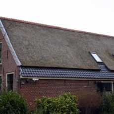 Boerderij "Lindenhoeve". Langhuis met topgevel en opkamer. Rieten dak. Nieuw bedrijfsgebouw