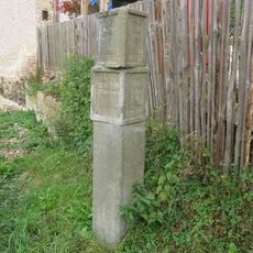 Milník na rozcestí v centru Proboštova