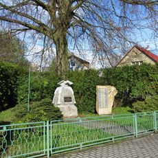 Pomník padlým v Rovensku u hlavní silnice