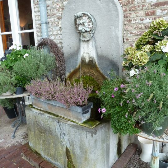 Elsloo Castle: water bowl against the facade of the castle