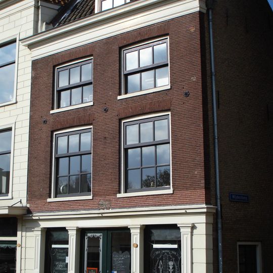 Pand met lijstgevel en dwars zadeldak