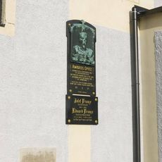 Pamětní desky významných rodáků na zdi kostela ve Velkém Šenově