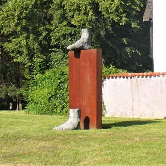 Plastika z kamene a kovu u pietního parku v Písku