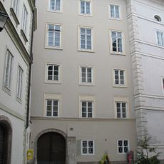 Ehem. Kanonikalhof, Graf Strassoldsches Capitularhaus; der Vorplatz archäologisches Fundhoffnungsgebiet