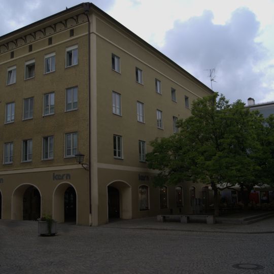 Wohn- und Geschäftshaus