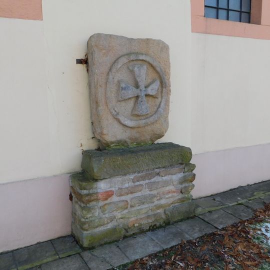 Křížový kámen u kostela v Tuchlovicích