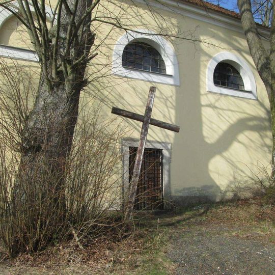 Kříž u Vidic u kostela